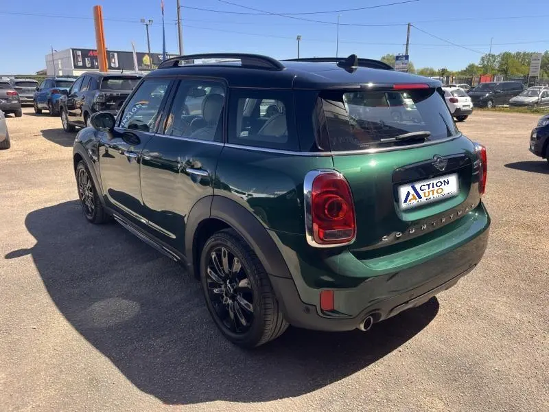 Vue 3/4 arrière droite d'une MINI Countryman Cooper D 2018 en British Racing Green avec jantes noires et toit noir.