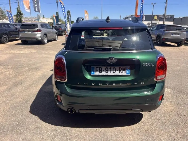 Vue arrière d'une MINI Countryman Cooper D 2018 en British Racing Green avec feux arrière LED et sortie d'échappement chromée.