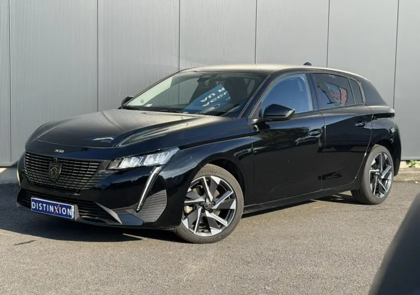 Peugeot 308 noir Perla vue 3/4 avant droit, avec jantes alliage 17'' et signature lumineuse LED distinctive.