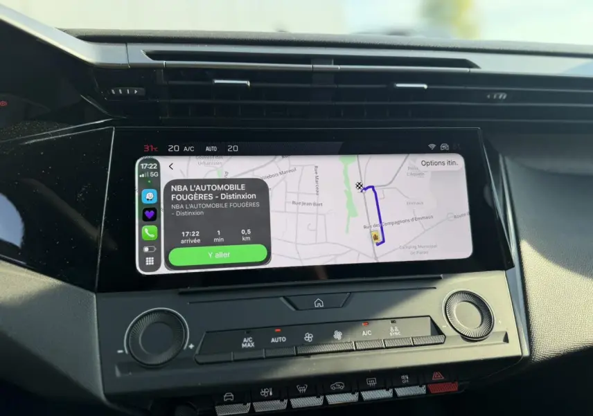 Vue rapprochée de l’écran tactile central 10’’ du Peugeot 308 noir Perla, affichant la navigation GPS et commandes climatisation.