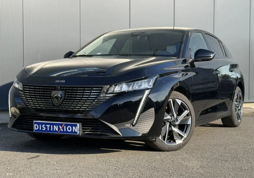 Peugeot 308 noir Perla vue 3/4 avant droit, avec calandre distinctive et feux LED verticaux marquants.