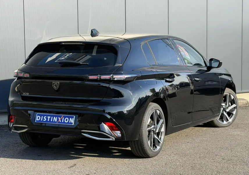 Peugeot 308 noir Perla vue 3/4 arrière droit, feux arrière LED et jantes alliage 17 pouces visibles.