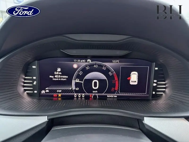 Affichage numérique du tableau de bord d'une Skoda Kamiq gris météore, montrant la vitesse à 0 km/h et les alertes actives.