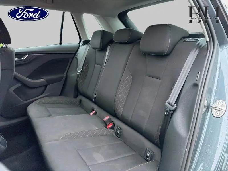 Vue intérieure côté droit de la banquette arrière noire avec surpiqûres grises du Skoda Kamiq Gris Météore 2021