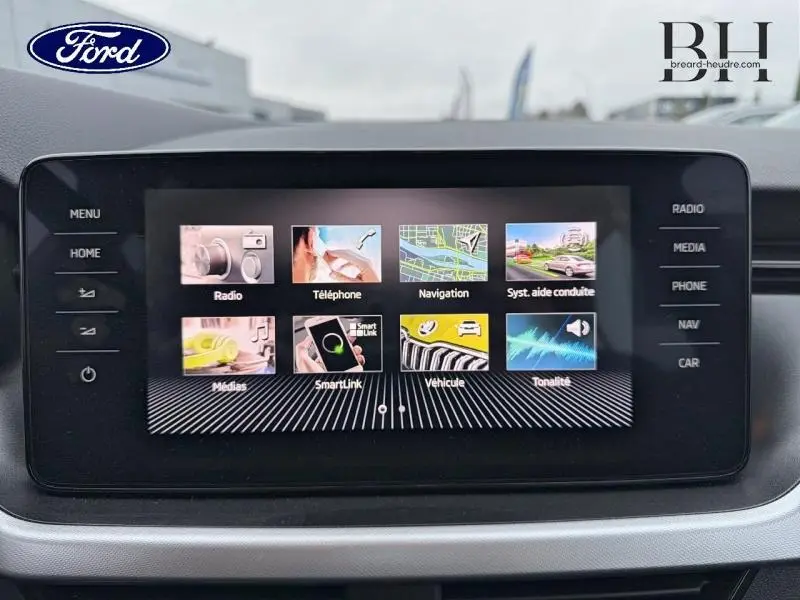 Écran tactile central du tableau de bord du Skoda Kamiq gris, affichant les options multimédia et navigation.