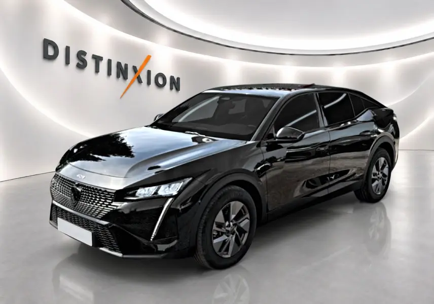 Peugeot 408 Hybrid 136 allure e-dcs6 noire vue 3/4 avant dans un showroom lumineux avec logo Distinxion.