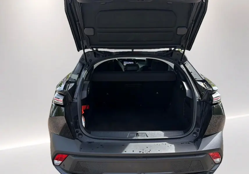 Vue arrière ouverte sur coffre spacieux d'une Peugeot 408 Hybrid 136 allure e-dcs6 noire 2024.