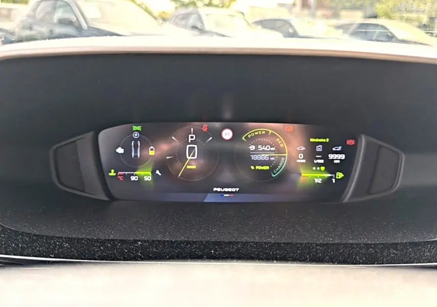 Tableau de bord numérique du Peugeot 408 Hybrid 136 allure e-dcs6, affichage multifonction en vue frontale.