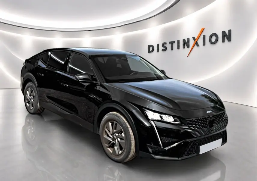 Peugeot 408 Hybrid 136 allure e-dcs6 noir vue 3/4 avant avec jantes alu et phares LED dans showroom lumineux.