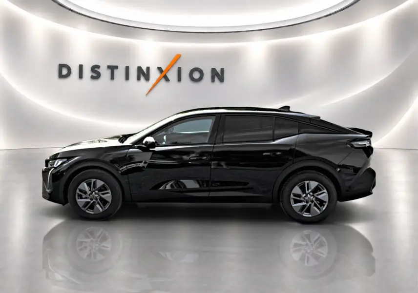 Profil côté gauche d'une Peugeot 408 Hybrid 136 allure e-dcs6 noire, avec jantes alu et vitres surteintées.