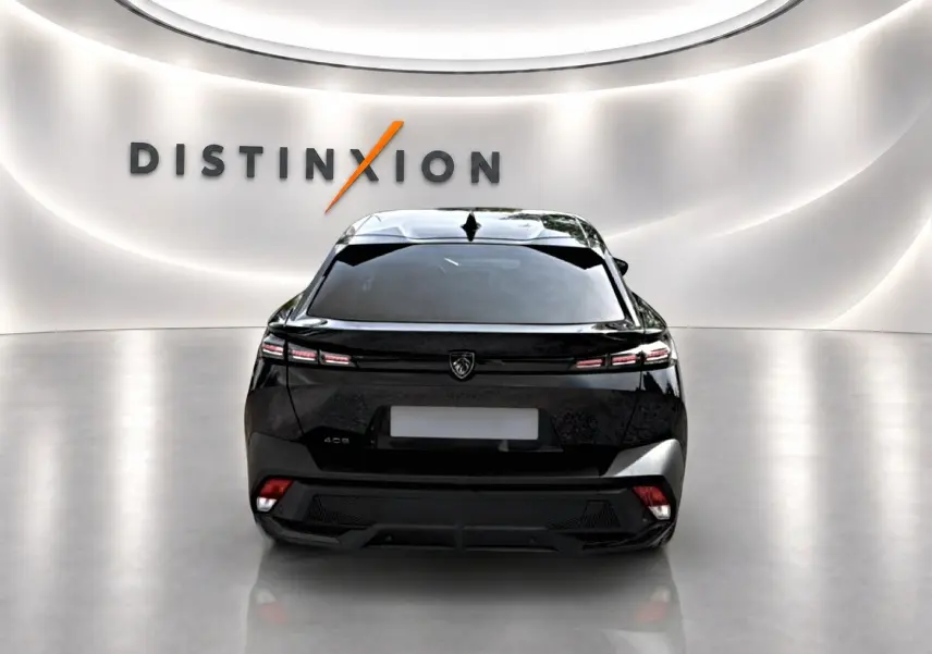 Vue arrière d'une Peugeot 408 Hybrid 136 allure e-dcs6 noire, avec feux arrière LED et lunette arrière surteintée.