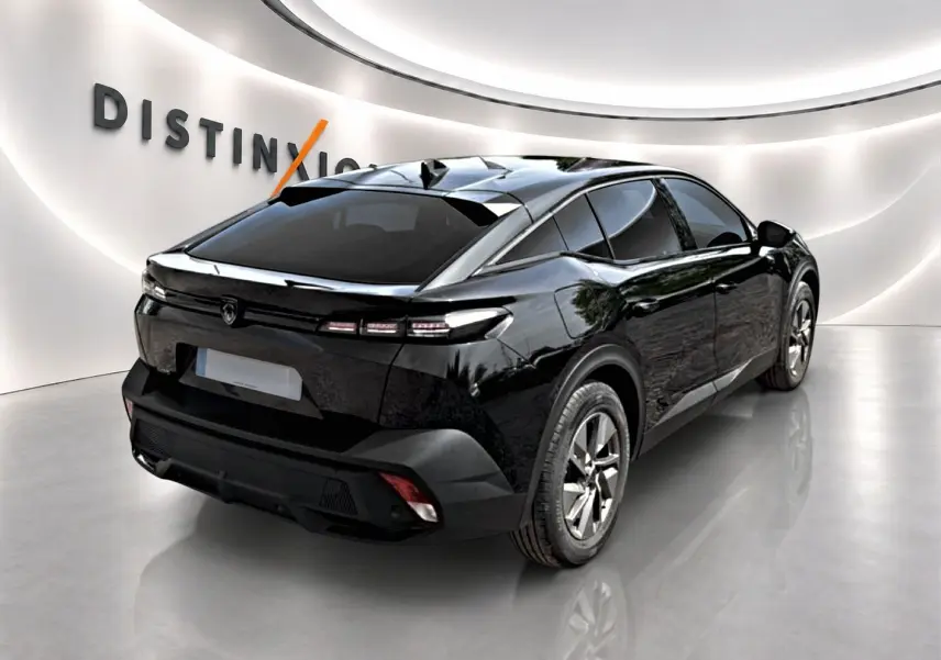 Vue 3/4 arrière droite d'une Peugeot 408 Hybrid noire 2024 avec vitres surteintées et jantes alu dans un showroom.