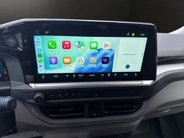 Écran tactile central de 33 cm dans l'habitacle gris clair du Volkswagen Transporter 2026, affichant Apple CarPlay.