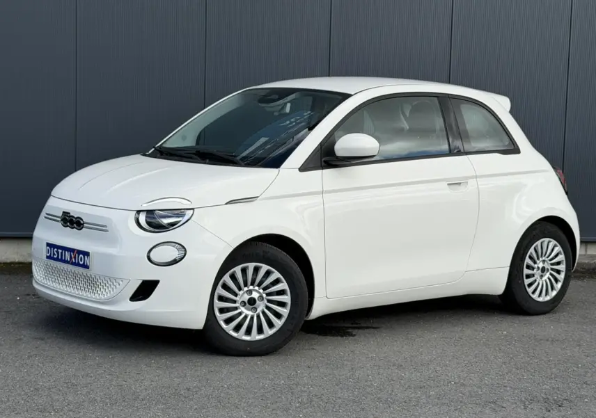 Vue 3/4 avant droite d'une FIAT 500 électrique blanche Arctic avec jantes alu 16 pouces et détails modernes.