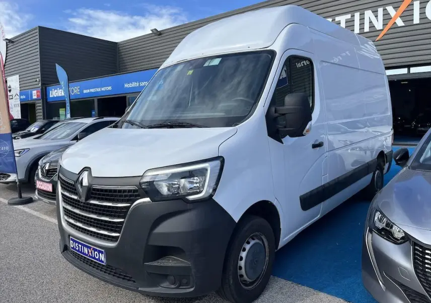Renault Master blanc en 3/4 avant droit, fourgon utilitaire avec calandre noire et logo Renault visible.