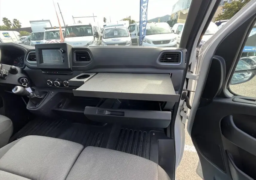 Intérieur du Renault Master 2021 blanc, vue côté passager montrant la planche amovible et la console ouverte.