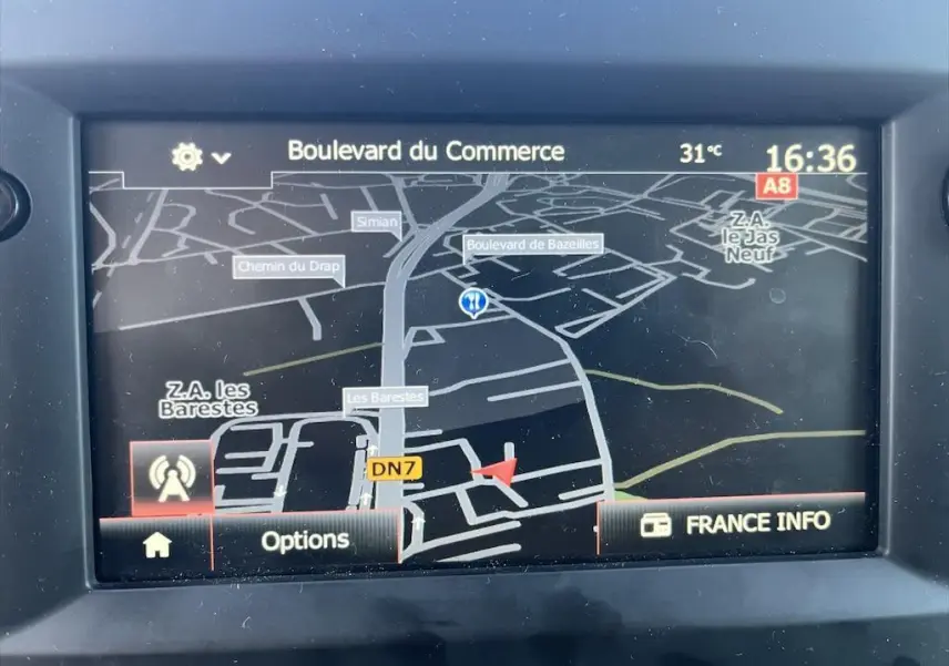 Écran de navigation du Renault Master 2021 affichant une carte avec itinéraire et options radio visibles.