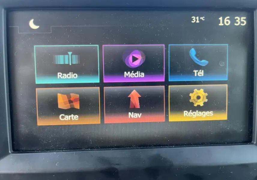 Écran tactile multimédia du Renault Master 2021 affichant les options Radio, Média, Tél, Carte, Nav et Réglages.