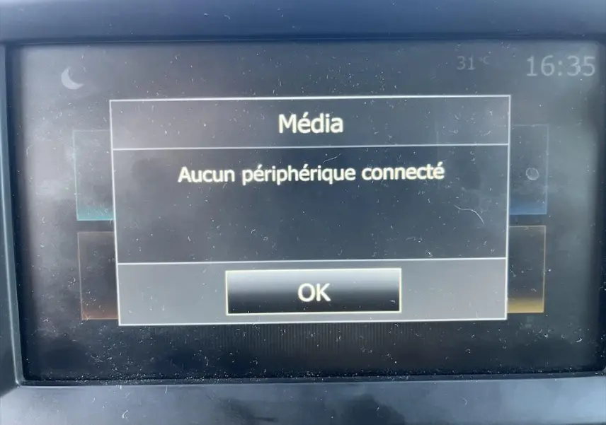 Écran multimédia du Renault Master 2021 affichant "Aucun périphérique connecté" avec bouton OK visible.