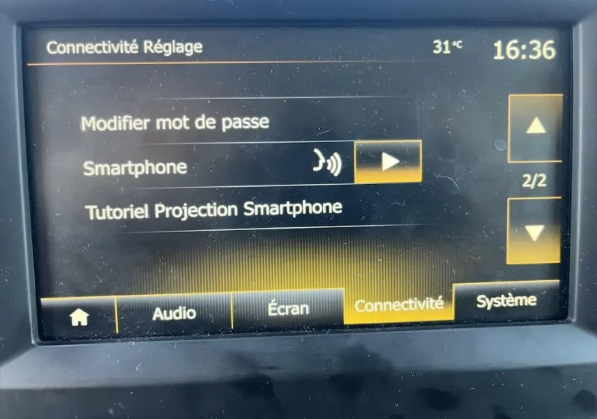 Écran tactile intérieur du Renault Master blanc 2021 affichant les réglages de connectivité smartphone.