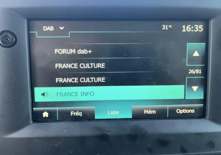 Écran tactile du système multimédia du Renault Master 2021 affichant les stations radio DAB en intérieur véhicule.