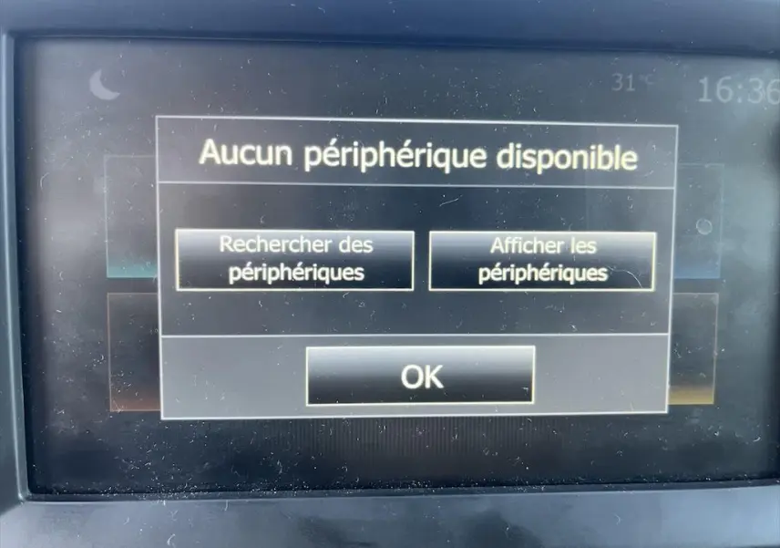 Écran tactile du système multimédia du Renault Master blanc, affichant un message d'absence de périphérique connecté.