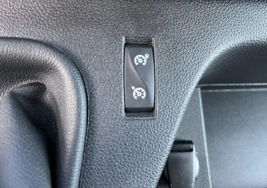 Gros plan sur le bouton de régulateur de vitesse dans l'habitacle noir du Renault Master blanc 2021.