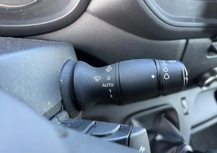 Gros plan sur la commande d'essuie-glace noire du tableau de bord intérieur du Renault Master blanc de 2021.