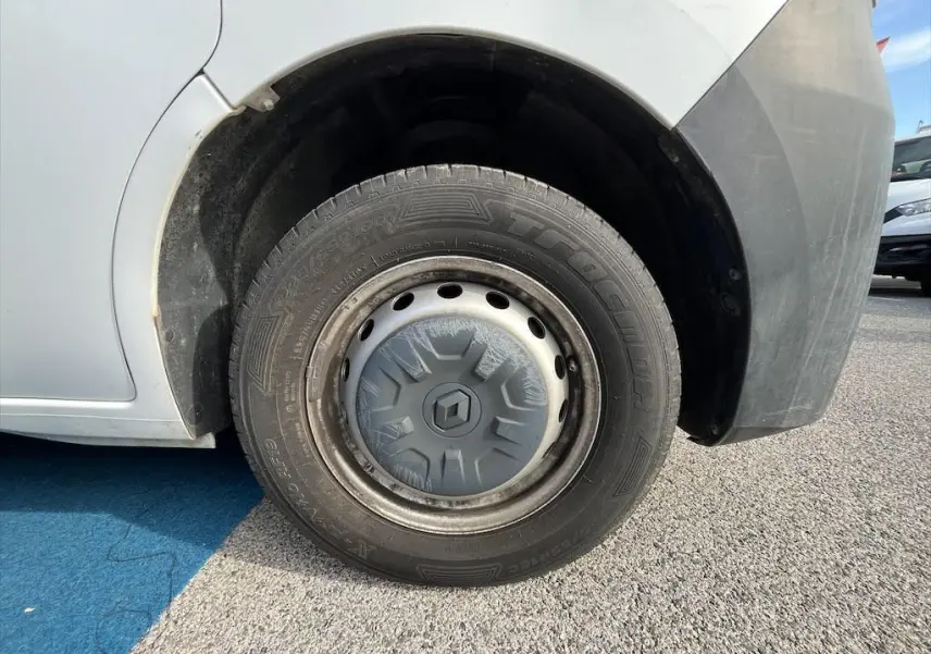Gros plan sur la roue avant gauche blanche d'un Renault Master 2.3 DCI 135 avec jante acier et enjoliveur Renault.
