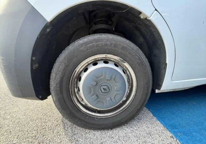 Gros plan sur la roue avant gauche blanche d'un Renault Master 2.3 DCI 135 L2H3 avec enjoliveur d'origine.