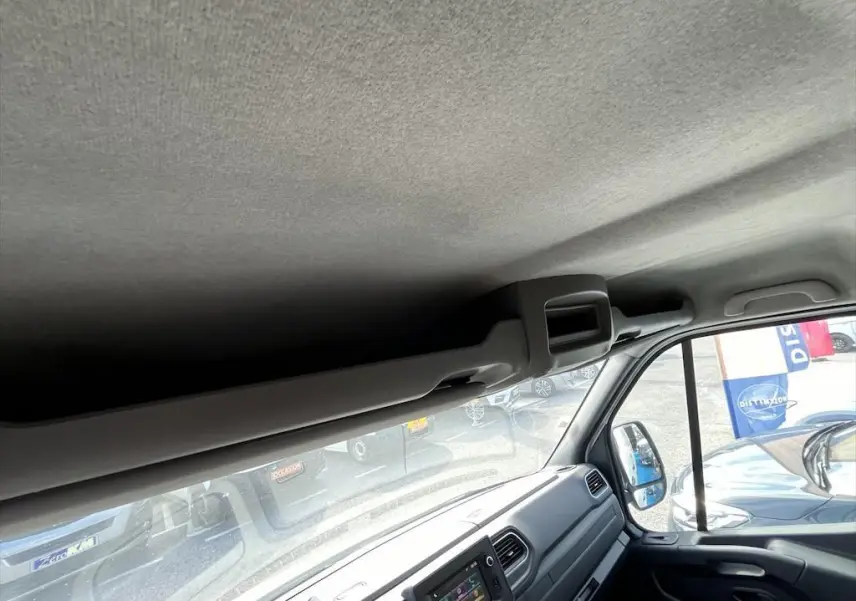 Vue intérieure du plafond et tableau de bord côté droit du Renault Master blanc, avec rétroviseur et partie de la portière visible.