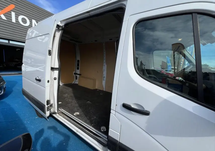 Vue latérale droite d'un Renault Master blanc 2021 avec porte coulissante ouverte montrant l'espace de chargement vide.