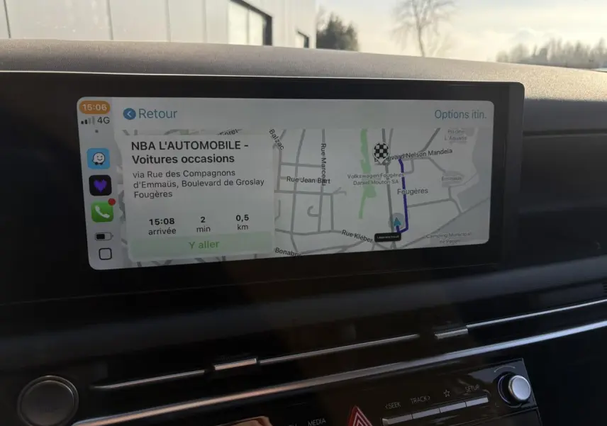 Écran tactile du système multimédia du Hyundai Tucson 2025 affichant un itinéraire de navigation.