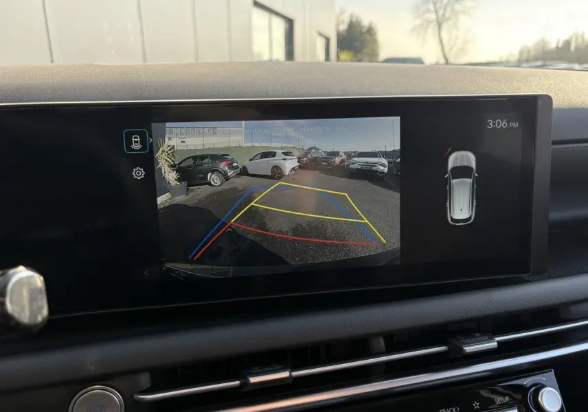 Écran tactile intérieur montrant la caméra de recul avec lignes de guidage du Hyundai Tucson Abyss Black 2025.