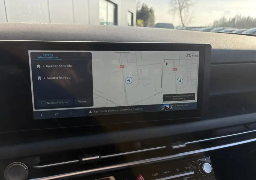 Écran tactile central affichant la navigation du Hyundai Tucson 2025, vue intérieure du tableau de bord.