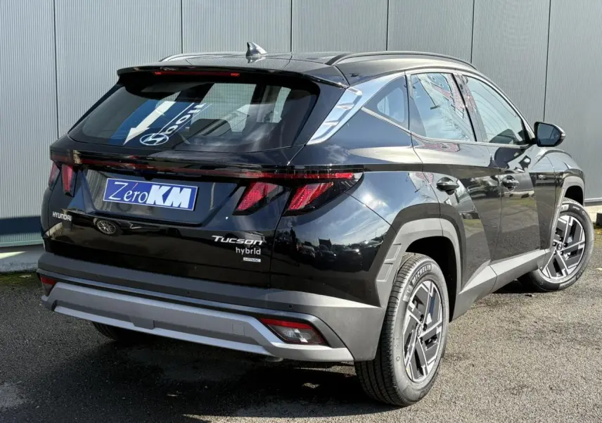 Vue 3/4 arrière droite d'un Hyundai Tucson hybride noir Abyss avec feux arrière LED et jantes alliage 17 pouces.