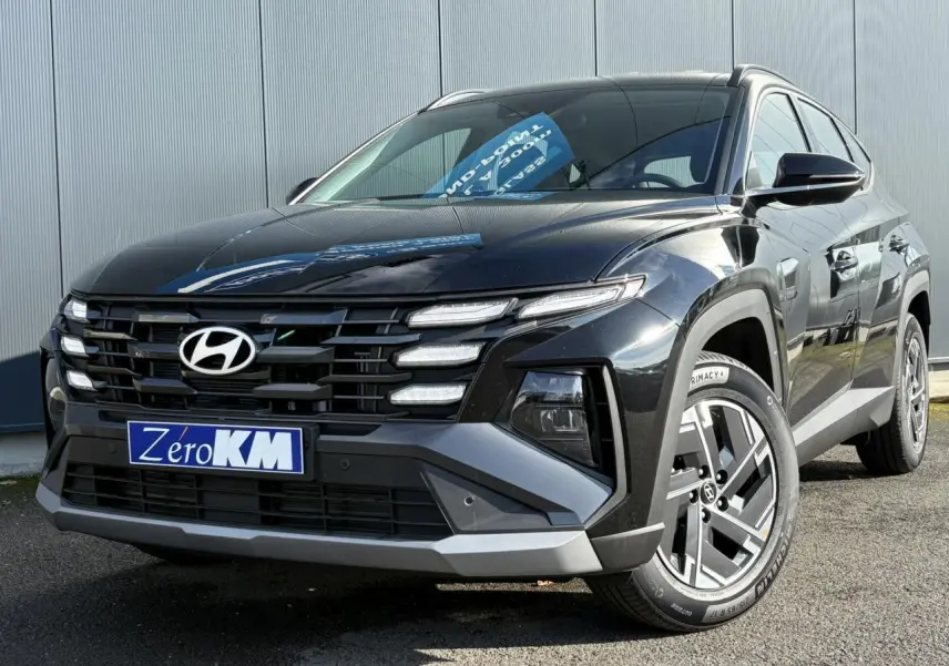 Hyundai Tucson 2025 noir abyss en 3/4 avant droit, avec calandre imposante et jantes alliage modernes.