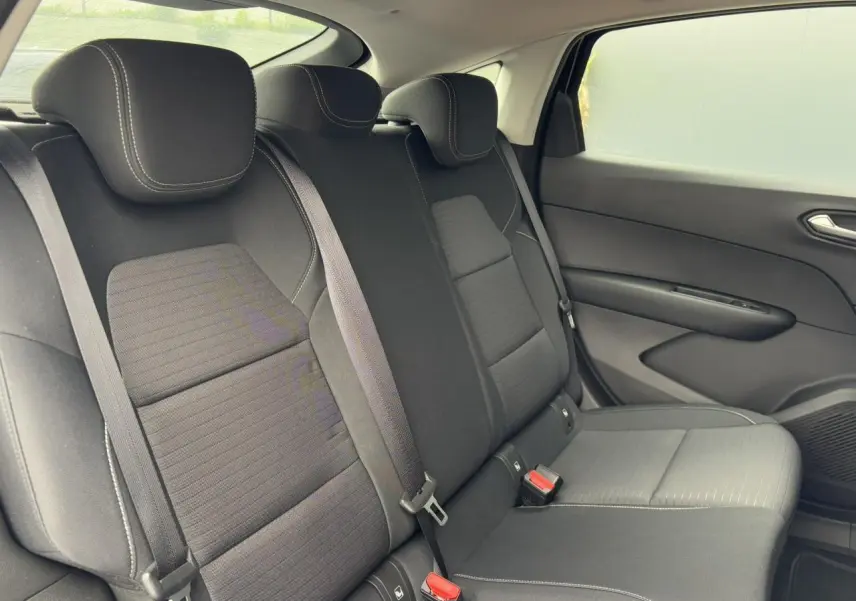 Vue latérale droite des sièges arrière noirs du Renault Arkana E-Tech Full Hybrid 145 Evolution 2024, tissu avec surpiqûres contrastées.