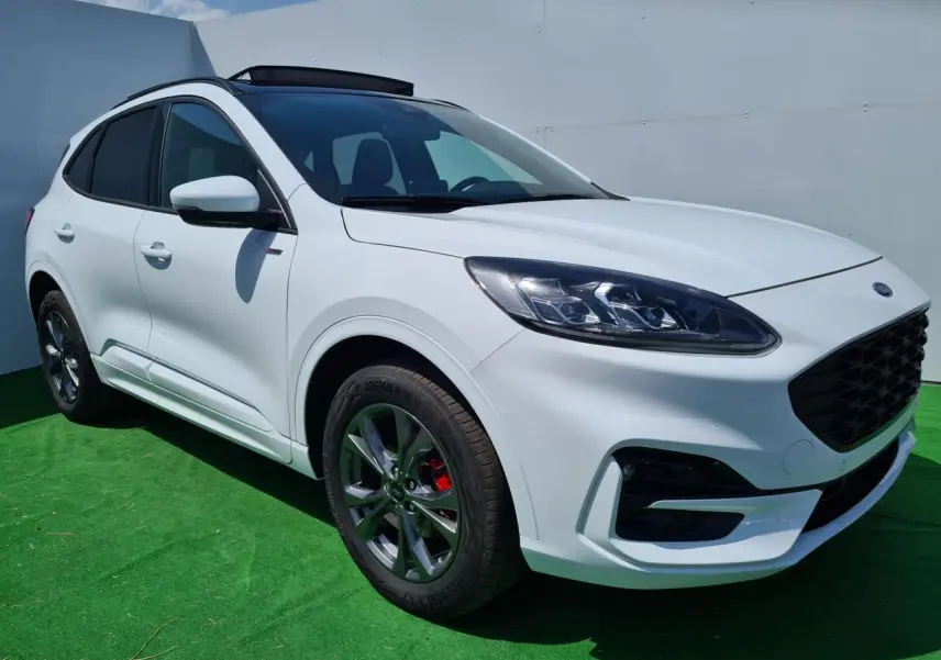 Ford Kuga blanc glacier en 3/4 avant droit avec jantes alliage et toit ouvrant panoramique noir