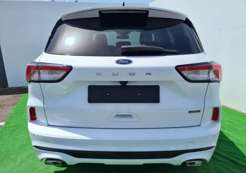 Vue arrière du Ford Kuga blanc glacier hybride rechargeable avec feux LED et double sortie d'échappement ST-Line.