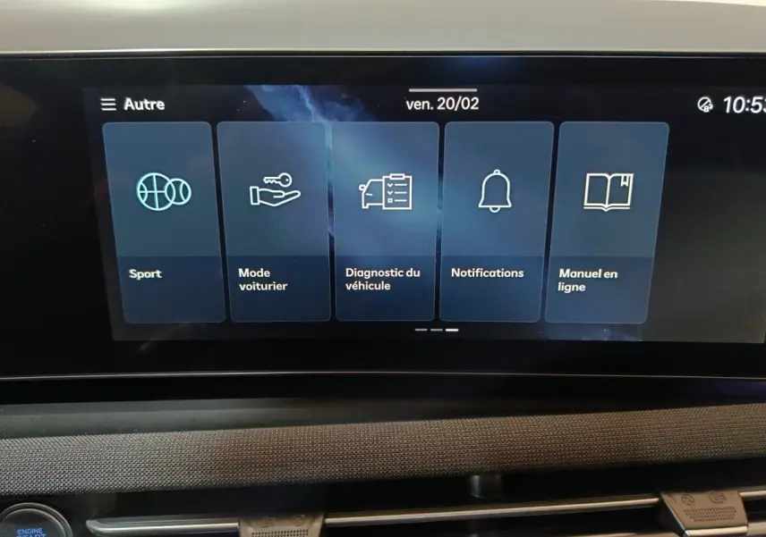 Écran tactile central du tableau de bord du Hyundai Tucson gris foncé, affichant les options de conduite et notifications.