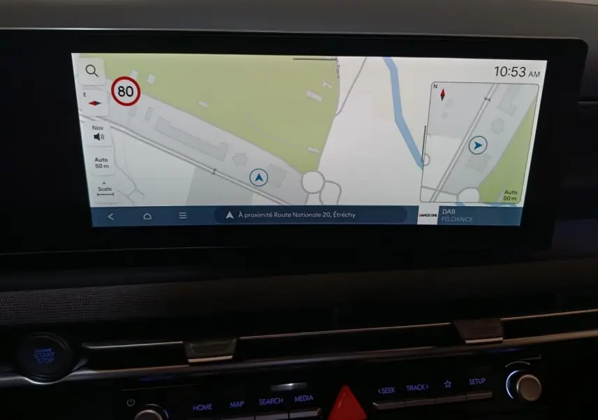 Écran tactile central du Hyundai Tucson gris foncé 2025 affichant la navigation avec carte et indications routières.