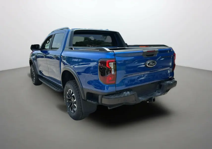 Vue 3/4 arrière droite du Ford Ranger Wildtrak X bleu lightning avec arceau sport et jantes alu noires.