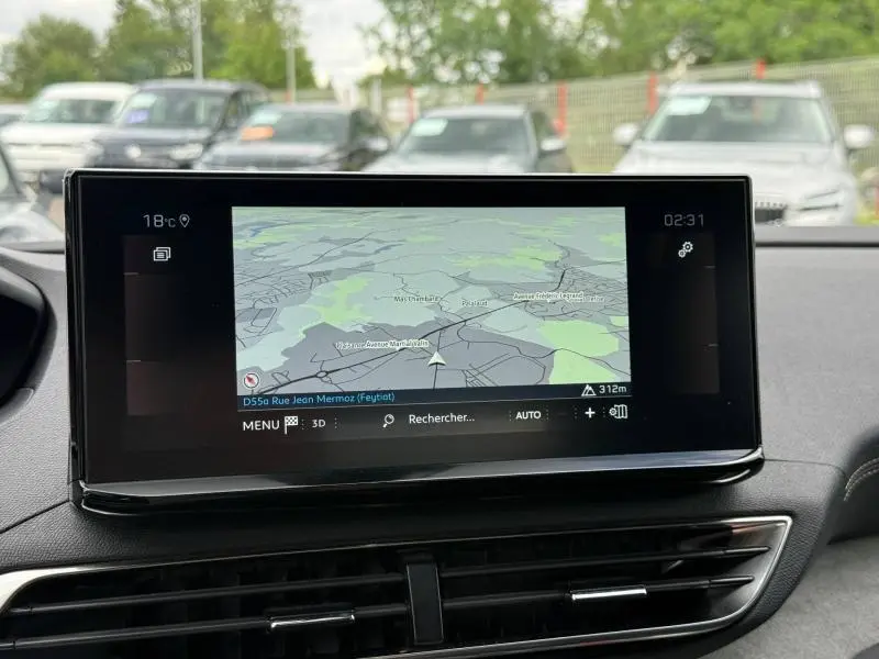 Écran tactile GPS affichant une carte dans l’habitacle d’un Peugeot 3008 Gris Platinium, vue de face.