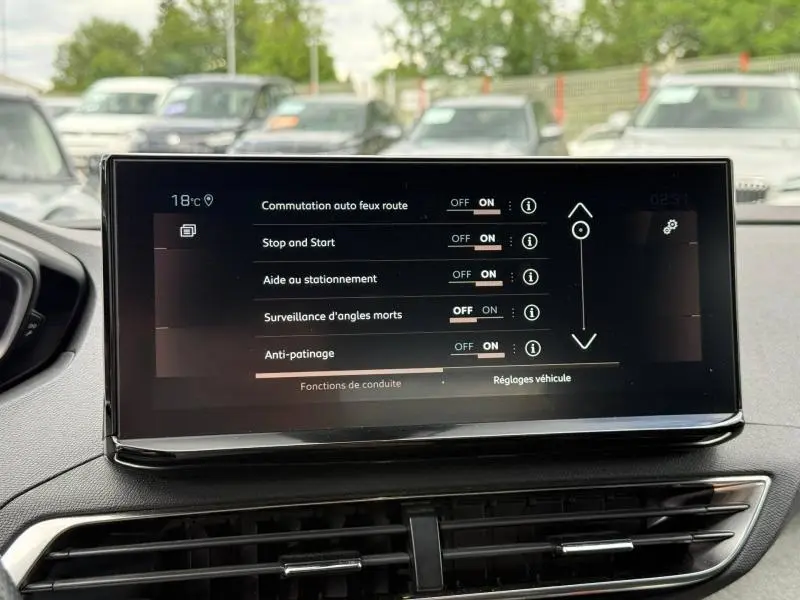 Écran tactile central du Peugeot 3008 gris Platinium, affichant les réglages d'aides à la conduite.