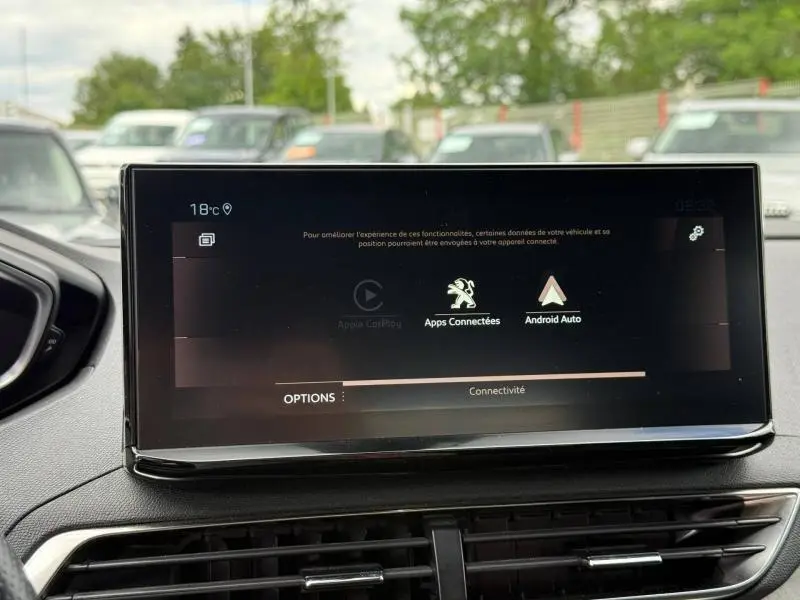 Écran tactile central du Peugeot 3008 gris Platinium, vue intérieure avant avec affichage connectivité Android Auto.