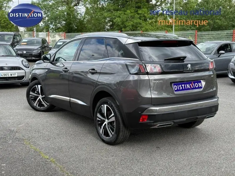 Peugeot 3008 Gris Platinium vue 3/4 arrière droit, avec jantes alliage et feux arrière LED distinctifs.
