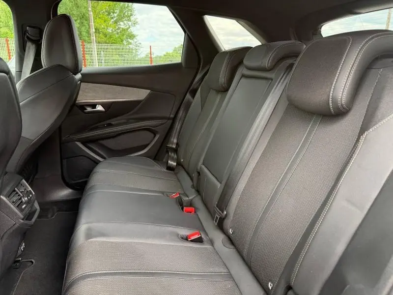 Vue latérale droite de la banquette arrière noire avec appuis-tête et ceintures visibles du Peugeot 3008 2024.