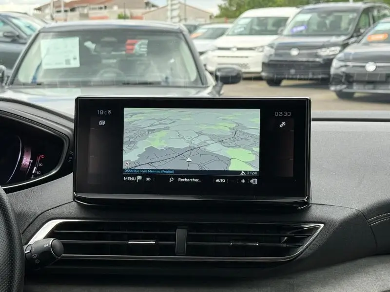 Vue intérieure centrée sur l'écran tactile du tableau de bord du Peugeot 3008 2024, avec navigation affichée.