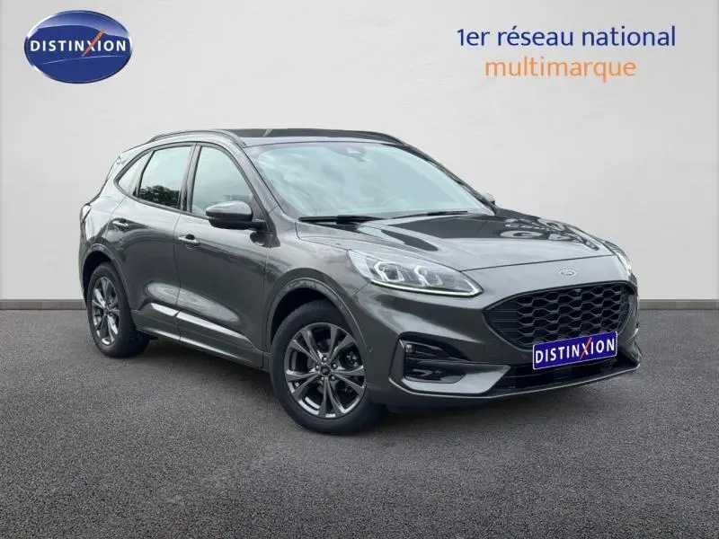 Ford Kuga 2023 gris Solar métallisé, vue 3/4 avant droit mettant en valeur sa calandre noire et ses jantes alu.